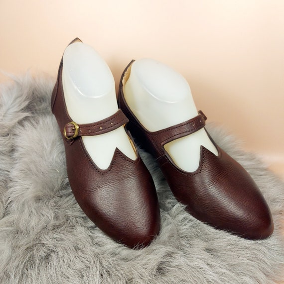 Medieval women's best sale shoes