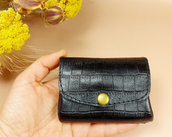“Bellows” wallet in black crocodile-style leather, very practical, 3 compartments for your cards and coins.