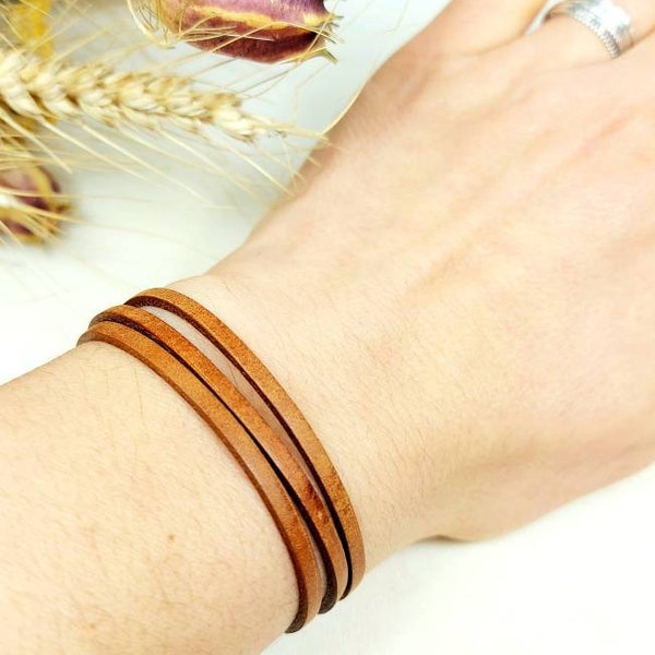 Bracelet artisanal en cuir fin pour femme, fait main sur-mesure avec fermoir aimanté, bracelet cuir marron clair minimaliste