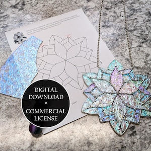 Könnte beinhalten: Ein sternförmiger Glas-Suncatcher mit schillernden Farben hängt neben einem Muster und einem Glasstück. Das Muster ist ein florales Design. Ein digitaler Download mit kommerzieller Lizenz ist verfügbar.