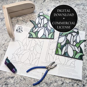 Könnte beinhalten: Ein Holzständer und zwei Glasfenster-Suncatcher mit Schneeglöckchen-Motiv mit weißen und grünen Details. Ein gedrucktes Muster, eine Zange und ein verpacktes Werkzeug sind ebenfalls vorhanden. Der Text "DIGITALER DOWNLOAD * GEWERBLICHE LIZENZ" ist enthalten.