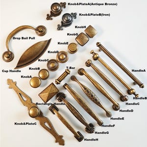 Op de afbeelding: Een assortiment antiek bronzen en ijzeren kastbeslag, waaronder knoppen, grepen en handgrepen. Stijlen zijn onder meer drop bail pulls, cup handles, T-bars en rechthoekige handgrepen. Elk stuk is voorzien van zijn naam.