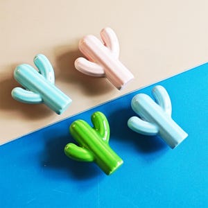 サボテンセラミックノブ：子供用ドレッサー引き出し取っ手 - ブルー、グリーン、ピンク