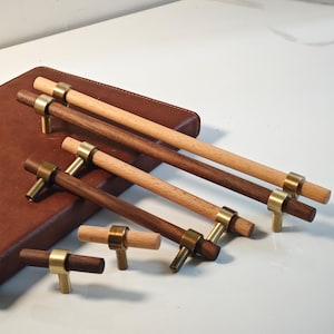 Schwarzer Griff aus Nussbaum: Modernes Holz & Messing Griff