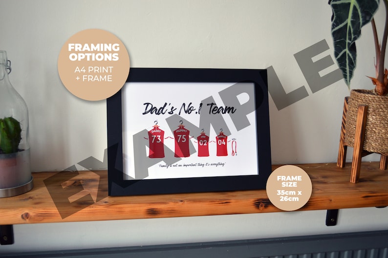 Pu&ograve; includere: Una stampa incorniciata con il testo "Dad's No.1 Team" e una grafica di quattro maglie rosse con numeri su di esse. Le maglie hanno i nomi "Daddy", "Mummy", "02" e "04" su di esse. La cornice &egrave; nera e la stampa &egrave; su carta bianca. La dimensione della cornice &egrave; di 35 cm x 26 cm.