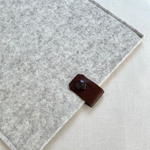 Custodia per laptop in pelle e feltro di lana beige crema MacBook Pro da 13", MacBook Air M1 da 13" - minimalista, chiusura con bottone a pressione, protettiva, imbottita