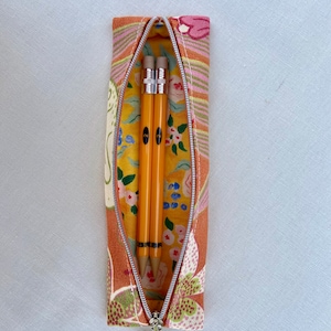 Astuccio medio Mod / Astuccio per penne / Astuccio per trucco / Catch-all / Astuccio con cerniera - Floreale - Tessuto di cotone rosa/corallo/arancione - Fatto a mano negli Stati Uniti