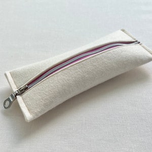 Bolsa de maquiagem minimalista | Bolsa de maquiagem | Organizador de maquiagem | Armazenamento de maquiagem | Estojo de lápis | Estojo para Caneta - Feltro de Lã Creme / Zíper Rosa
