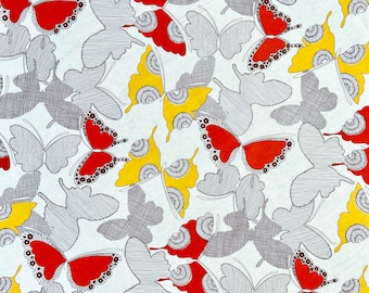 Può includere: Motivo ripetuto di farfalle rosse, gialle e grigie su sfondo bianco. Le farfalle sono stilizzate con dettagliati motivi alari. Il design è adatto per tessuti, carta da parati o carta decorativa.