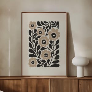 Schwarz-Beige Blumendruck Abstrakte botanische Kunst, Japandi Blumenposter Neutrales Dekor für Wohnzimmer, beige und schwarze moderne Blumenzeichnung