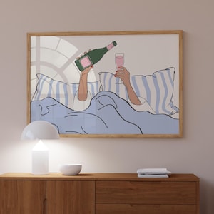 Póster de vino en la cama azul sobre la cama, arte horizontal, arte imprimible de dormitorio azul pálido de moda, decoración de carrito de bar, arte de mujer bebiendo vino en la cama