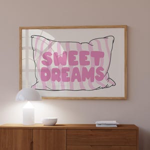 Stampa Sweet Dreams Rosa sopra il letto Arte, Poster fisico orizzontale Arte da parete per camera da letto carina Decorazione per camera da letto rosa alla moda Poster con cuscino a righe