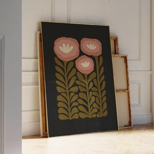 Set med 2 stämningsfulla väggkonstmotiv med grönt och svart blommönster, ekologiska folkblommor, utskrivbara abstrakta botaniska posters för mors dag-present bild 6