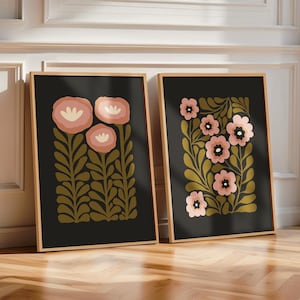Set med 2 stämningsfulla väggkonstmotiv med grönt och svart blommönster, ekologiska folkblommor, utskrivbara abstrakta botaniska posters för mors dag-present bild 1