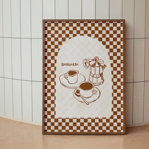 Peut inclure: Une impression encadrée avec un fond à carreaux brun et blanc. L'impression présente une illustration en noir et blanc d'une cafetière, deux tasses de café et le texte "Buongiorno".