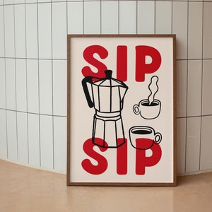 Puede incluir: Una impresión enmarcada con la palabra "SIP" en letras rojas, repetida dos veces. La impresión presenta una ilustración en blanco y negro de una cafetera y dos tazas de café.