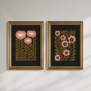 Set med 2 stämningsfulla väggkonstmotiv med grönt och svart blommönster, ekologiska folkblommor, utskrivbara abstrakta botaniska posters för mors dag-present bild 3