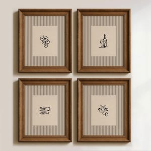 Può includere: Quattro stampe artistiche incorniciate con cornici in legno marrone. Ogni stampa presenta un'illustrazione nera su sfondo beige con accenti a righe verticali. Le illustrazioni includono uva, una bottiglia di vino e un bicchiere, pesce e olive.