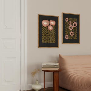 Set med 2 stämningsfulla väggkonstmotiv med grönt och svart blommönster, ekologiska folkblommor, utskrivbara abstrakta botaniska posters för mors dag-present bild 2