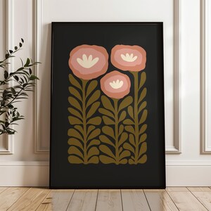 Set med 2 stämningsfulla väggkonstmotiv med grönt och svart blommönster, ekologiska folkblommor, utskrivbara abstrakta botaniska posters för mors dag-present bild 4