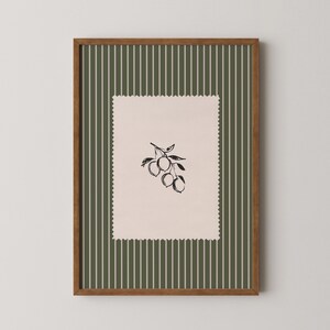 Pu&ograve; includere: Una stampa artistica incorniciata con un'illustrazione botanica di olive. L'opera d'arte &egrave; ambientata su uno sfondo a righe verdi e bianche, con un inserto color crema con bordi smerlati. La cornice &egrave; in legno.