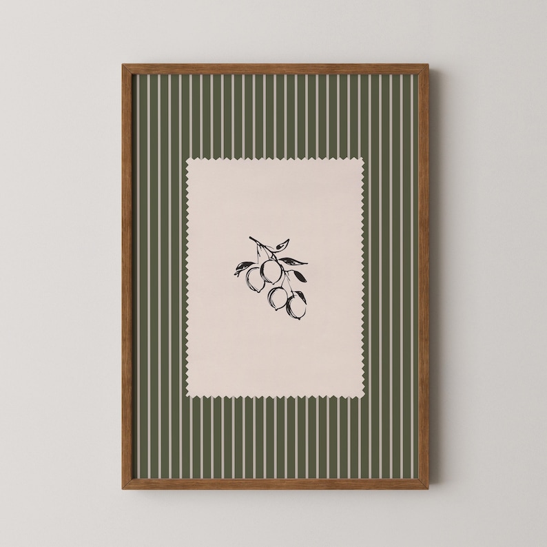 Pu&ograve; includere: Una stampa artistica incorniciata con un'illustrazione botanica di olive. L'opera d'arte &egrave; ambientata su uno sfondo a righe verdi e bianche, con un inserto color crema con bordi smerlati. La cornice &egrave; in legno.
