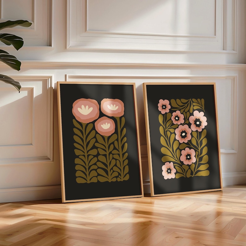 Set med 2 stämningsfulla väggkonstmotiv med grönt och svart blommönster, ekologiska folkblommor, utskrivbara abstrakta botaniska posters för mors dag-present bild 1