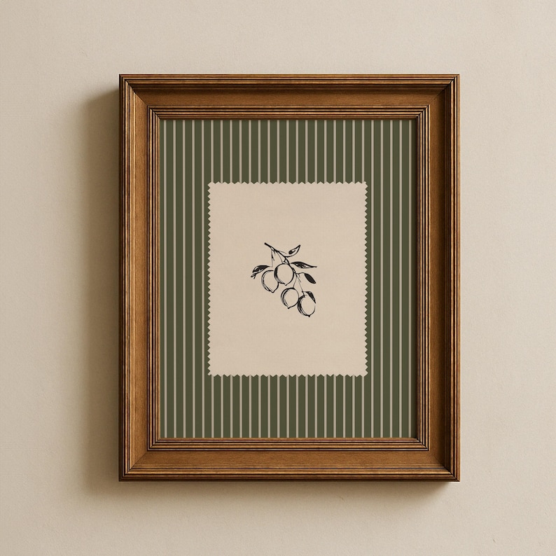 Pu&ograve; includere: Una stampa incorniciata con un'illustrazione in bianco e nero di olive su un ramo. La stampa &egrave; ambientata su uno sfondo a righe verdi e bianche, racchiusa in una cornice di legno marrone. L'opera d'arte ha un'estetica rustica.