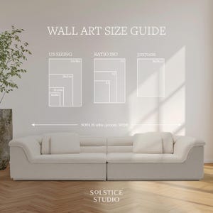 Pu&ograve; includere: Guida alle dimensioni delle opere d'arte con dimensioni USA, Ratio ISO e 50x70 cm. Il divano &egrave; largo 300 cm. L'immagine include il testo "SOLSTICE STUDIO".