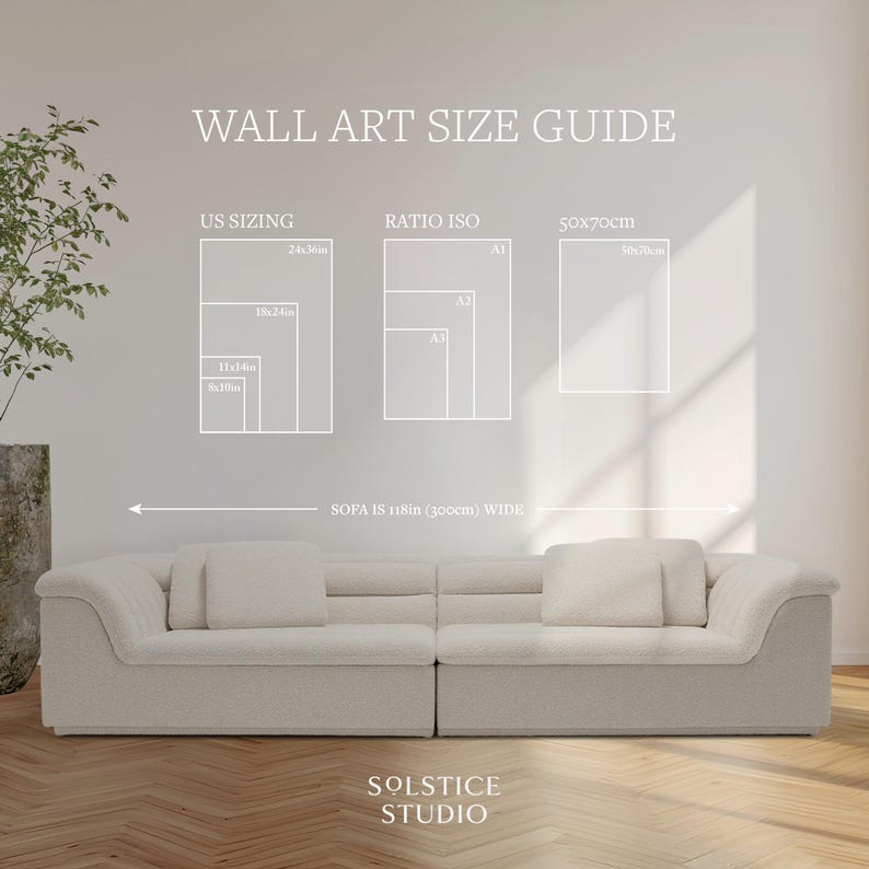 Pu&ograve; includere: Guida alle dimensioni delle opere d'arte con dimensioni USA, Ratio ISO e 50x70 cm. Il divano &egrave; largo 300 cm. L'immagine include il testo "SOLSTICE STUDIO".
