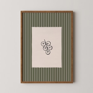 Pu&ograve; includere: Stampa artistica incorniciata con un'illustrazione disegnata a mano di pomodori. L'opera d'arte &egrave; ambientata su uno sfondo beige chiaro con un bordo smerlato, incorniciata da un motivo a righe verdi e bianche e una cornice in legno.