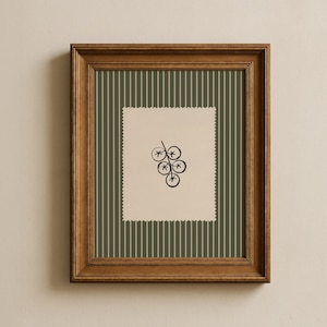 Pu&ograve; includere: Un'opera d'arte incorniciata con un'illustrazione botanica. L'opera d'arte ha una cornice in legno marrone. Lo sfondo &egrave; un motivo a strisce verdi e bianche. L'immagine centrale &egrave; un disegno nero di un grappolo di bacche su sfondo crema.