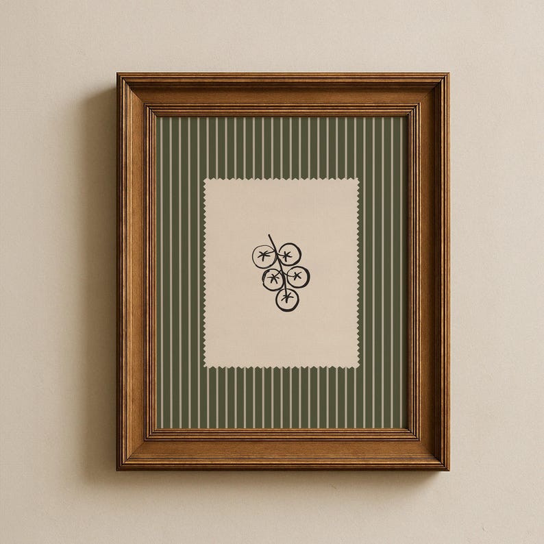 Pu&ograve; includere: Un'opera d'arte incorniciata con un'illustrazione botanica. L'opera d'arte ha una cornice in legno marrone. Lo sfondo &egrave; un motivo a strisce verdi e bianche. L'immagine centrale &egrave; un disegno nero di un grappolo di bacche su sfondo crema.