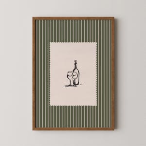 Pu&ograve; includere: Una stampa incorniciata con un'illustrazione in bianco e nero di una bottiglia di vino e due bicchieri. L'opera d'arte &egrave; ambientata su uno sfondo color crema con un bordo decorativo, incorniciata da un motivo a righe verdi e bianche e una cornice in legno.