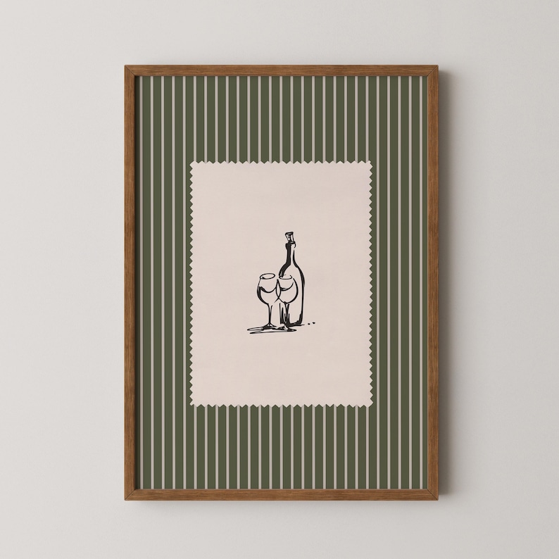 Pu&ograve; includere: Una stampa incorniciata con un'illustrazione in bianco e nero di una bottiglia di vino e due bicchieri. L'opera d'arte &egrave; ambientata su uno sfondo color crema con un bordo decorativo, incorniciata da un motivo a righe verdi e bianche e una cornice in legno.