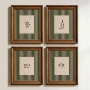 Pu&ograve; includere: Quattro stampe artistiche incorniciate con cornici in legno marrone. Ogni stampa presenta un'illustrazione in bianco e nero su sfondo beige. Le illustrazioni raffigurano uva, una bottiglia di vino e un bicchiere, pesci e olive.