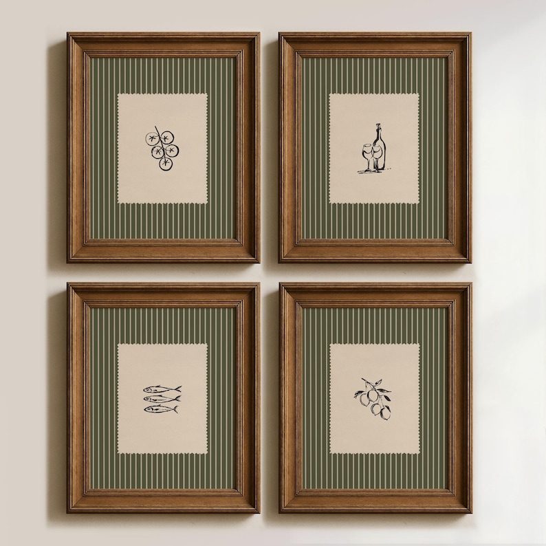 Pu&ograve; includere: Quattro stampe artistiche incorniciate con cornici in legno marrone. Ogni stampa presenta un'illustrazione in bianco e nero su sfondo beige. Le illustrazioni raffigurano uva, una bottiglia di vino e un bicchiere, pesci e olive.