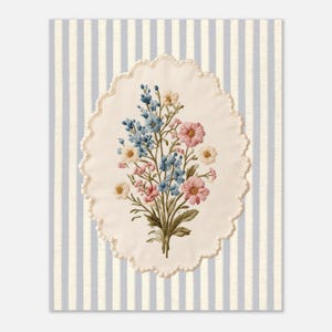 Blumenmuster gestickt im Vintage Stil: Cottage Dekor, Blumenstrauß Poster, Vintage Kinderzimmer Wandkunst (Physischer Druck) Premium Matte Paper Poster - -