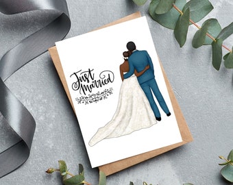 Puede incluir: Una tarjeta blanca con las palabras "Just Married" en escritura negra. Una ilustración en blanco y negro de una novia y un novio de pie juntos. La novia lleva un vestido blanco y el novio lleva un traje azul.