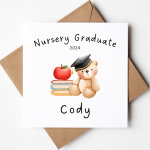 Carte personnalisée pour diplômé de chambre d'enfant, ours en peluche d'école, cadeau de remise de diplôme préscolaire, carte de fête personnalisée pour chambre d'enfant, rentrée des classes, félicitations