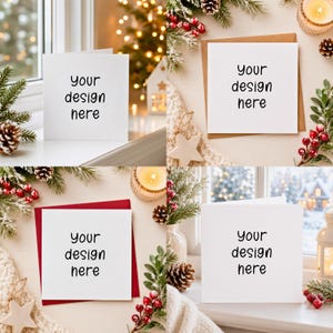 Może przedstawiać: Kwadratowa biała kartka okolicznościowa z czarnym napisem 'your design here' wyśrodkowanym na froncie. Kartka jest prezentowana w czterech różnych świątecznych sceneriach z gałązkami sosny, czerwonymi jagodami, szyszkami i ciepłym oświetleniem.