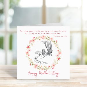 Carte de fête des mères Winnie l'ourson, chaque jour passé avec vous, couronne de fleurs, fleurs, joyeuse fête des mères, carte du dimanche des mères, cartes pour maman