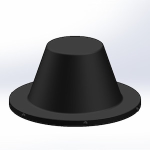 Puede incluir: Objeto de goma negro en forma de cono con una base plana y una parte superior elevada. La base tiene una serie de pequeños agujeros espaciados uniformemente alrededor del borde.