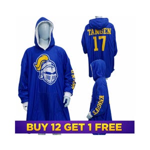 以下が含まれることがあります： 黒いハンドルと「But First, Coffee」のテキストが黒い太字で書かれた白いセラミックマグ。マグカップの高さはおそらく10cmで、約350mlの液体が入ります。マグカップは白い表面に置かれています。