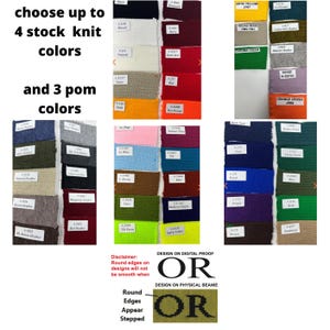 Pu&ograve; includere: Una selezione di colori a maglia e pompon &egrave; esposta, con testo che indica la possibilit&agrave; di scegliere fino a quattro colori a maglia e tre colori a pompon. L'immagine include campioni di colore con etichette e il testo "DESIGN ON DIGITAL PROOF OR DESIGN ON PHYSICAL BEANIE OR".