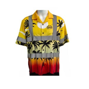 Pode incluir: Camisa amarela de manga curta com um desenho de palmeiras e faixas refletoras. A camisa tem uma frente abotoada e uma gola. O texto "SRS BUILDING PROJECTS" est&aacute; impresso no peito.