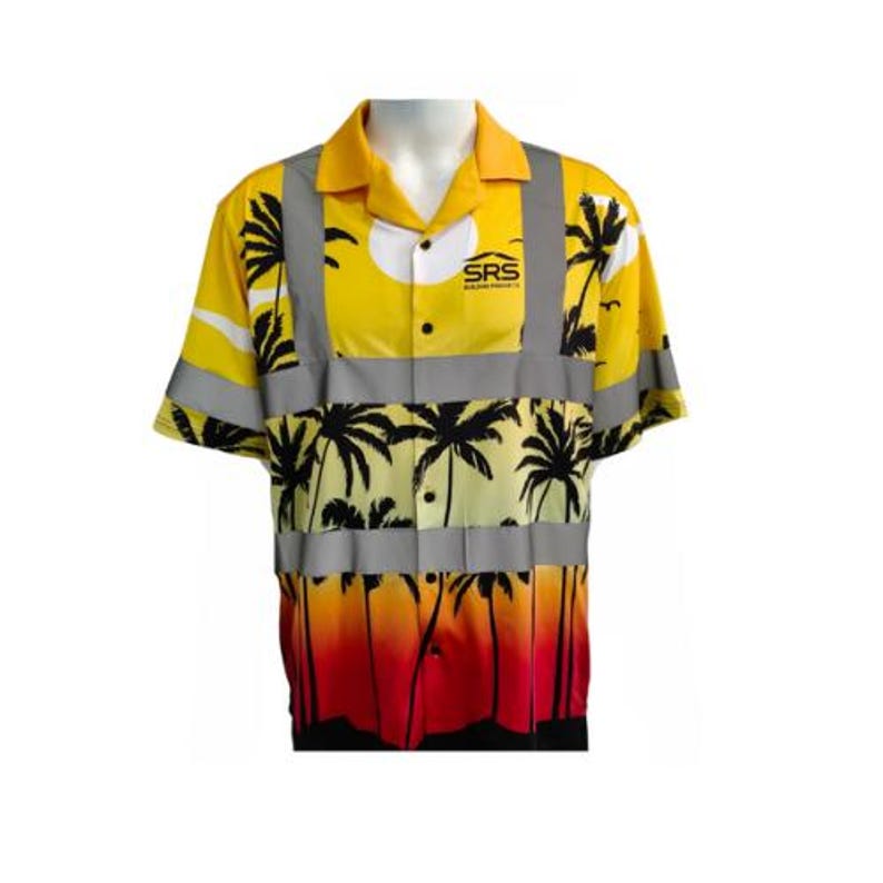 Pode incluir: Camisa amarela de manga curta com um desenho de palmeiras e faixas refletoras. A camisa tem uma frente abotoada e uma gola. O texto "SRS BUILDING PROJECTS" est&aacute; impresso no peito.