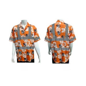 Pode incluir: Camisa laranja de manga curta com estampa floral e listras cinza refletivas. A camisa tem uma frente abotoada e uma gola. O design floral inclui flores e folhas brancas e pretas.