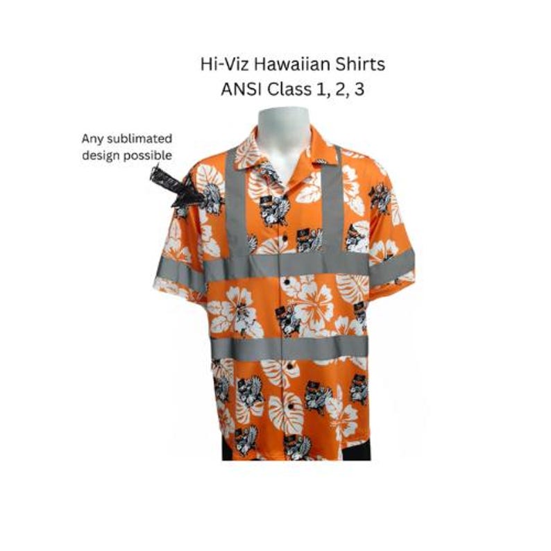 Pode incluir: Camisa havaiana laranja com estampa floral branca e listras cinza refletivas. A camisa tem mangas curtas e gola. O texto na imagem diz "Hi-Viz Hawaiian Shirts ANSI Class 1, 2, 3" e "Any sublimated design possible."