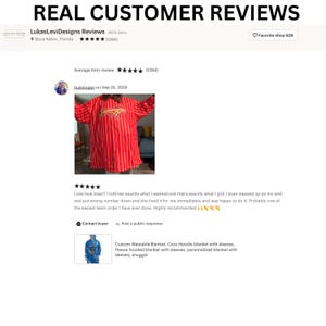 以下が含まれることがあります： Etsyの顧客レビューの画像。赤と白のストライプのウェアラブルブランケットの写真が含まれています。ブランケットの背面には「Game Day」の文字があります。レビューテキストは、製品と販売者のサービスに関する肯定的な推薦文です。